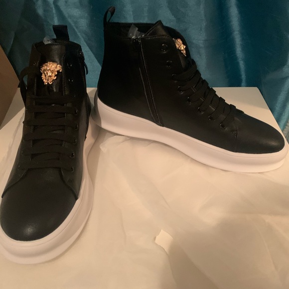 New Versace - Picture 3 of 5